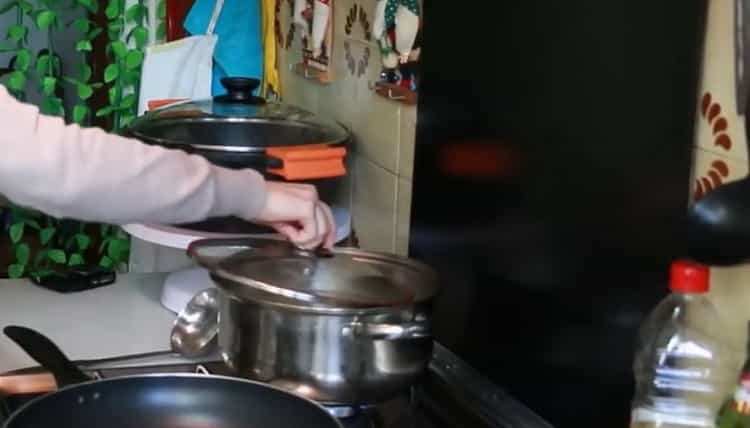 Cucinare la zuppa con grano saraceno e patate