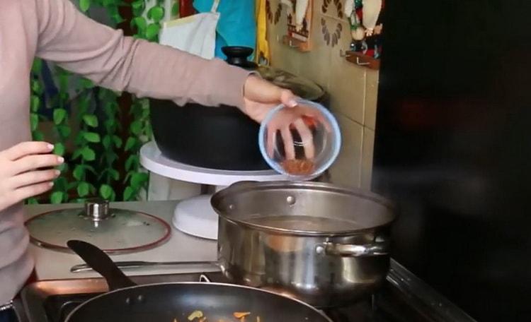 Per preparare la zuppa, aggiungi i cereali al brodo