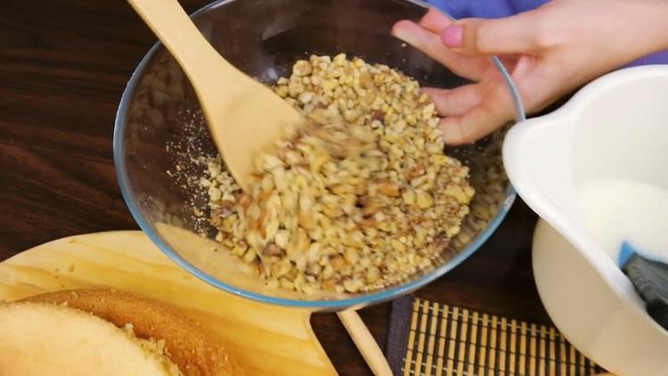 Per fare una torta, tagliare le noci