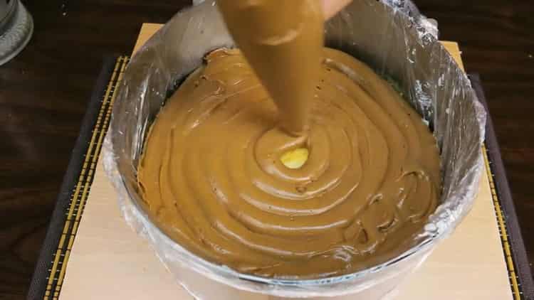 Per fare una torta, ungere un biscotto con la panna