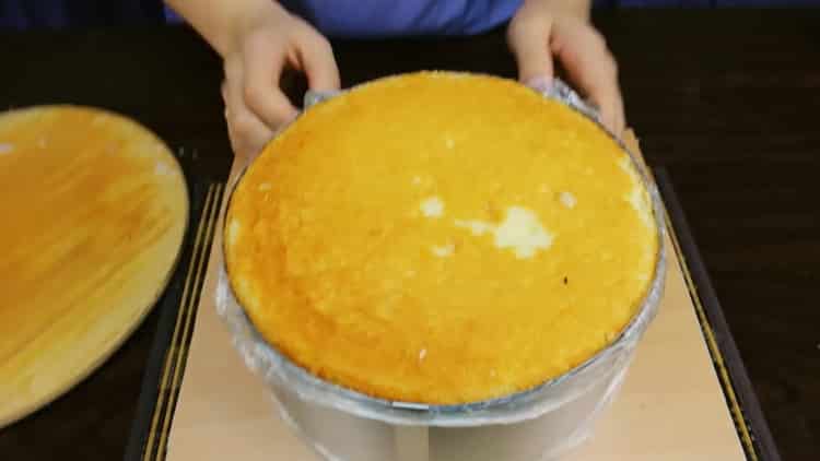 Per preparare la torta, adagiare gli ingredienti a strati