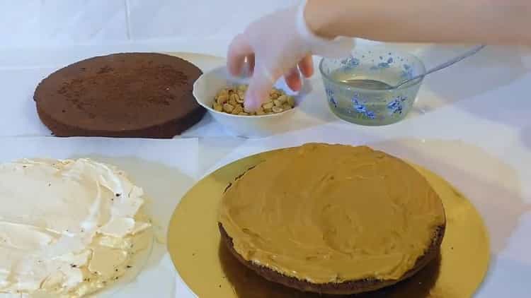 Per fare una torta, ricopri la torta con la panna