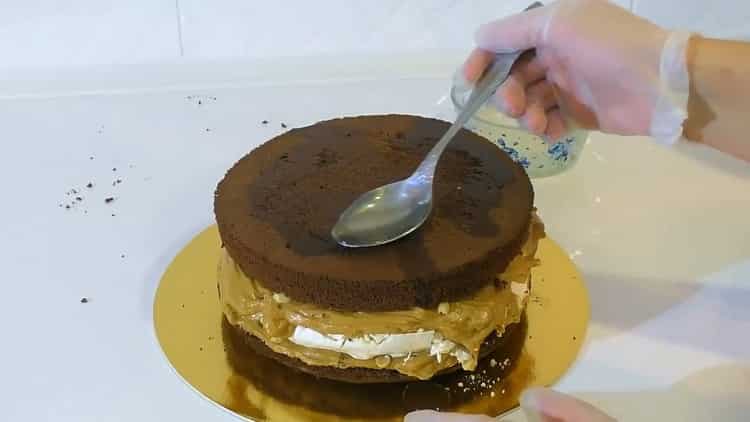 Per fare una torta, spalmare il biscotto con la panna