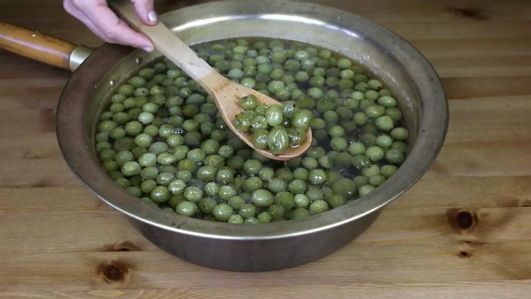 Prepara gli ingredienti per cucinare.