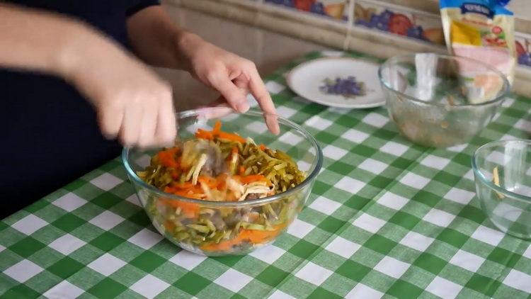 Mescola gli ingredienti per cucinare.