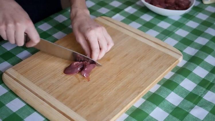 Cottura dell'insalata di fegato di pollo con carote