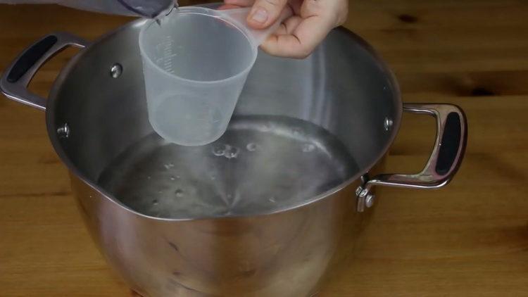 Prepara gli ingredienti per cucinare.