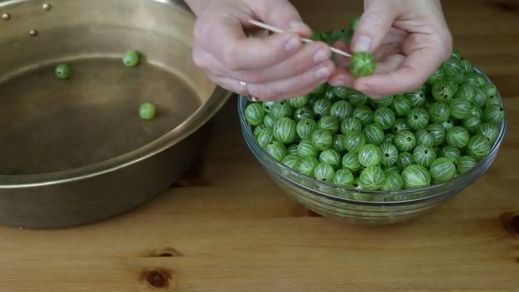 Per cucinare, bucare l'uva spina