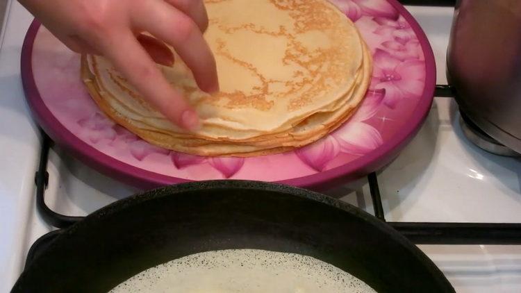 Impilare le frittelle per cucinare.