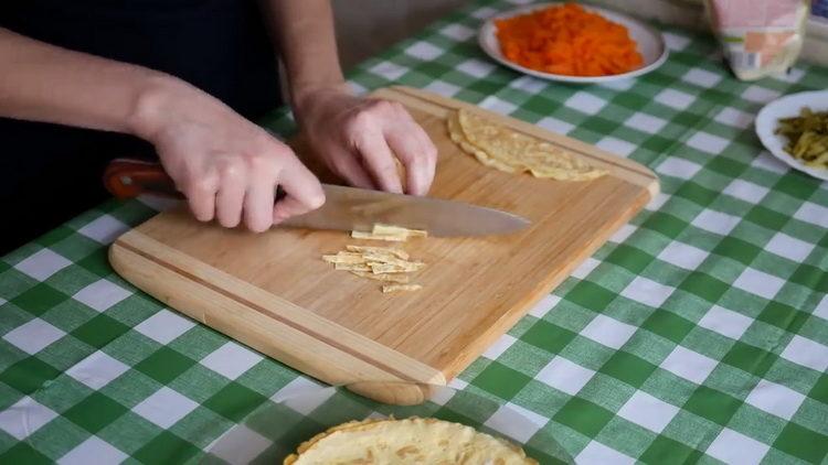 Per cucinare, tagliare la frittata