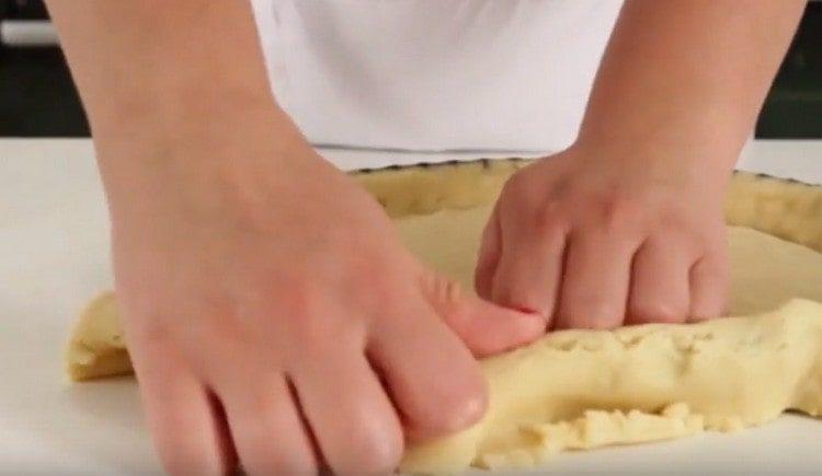 Dall'impasto formiamo la base per la torta.