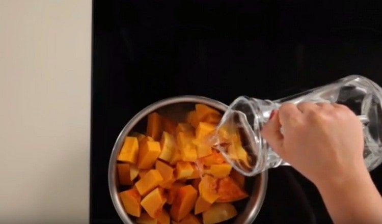 Distribuiamo le fettine di zucca in una casseruola, versiamo acqua e cuociamo fino a quando saranno teneri.