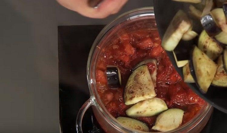 Metti le melanzane fritte nella massa di pomodoro.