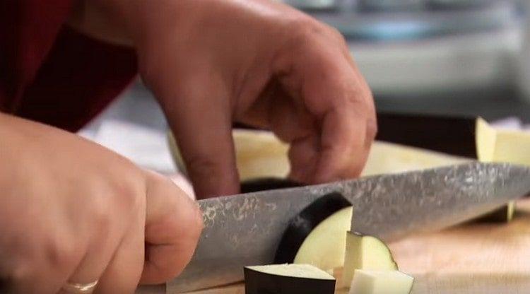 Tagliare le melanzane in quarti di anello.