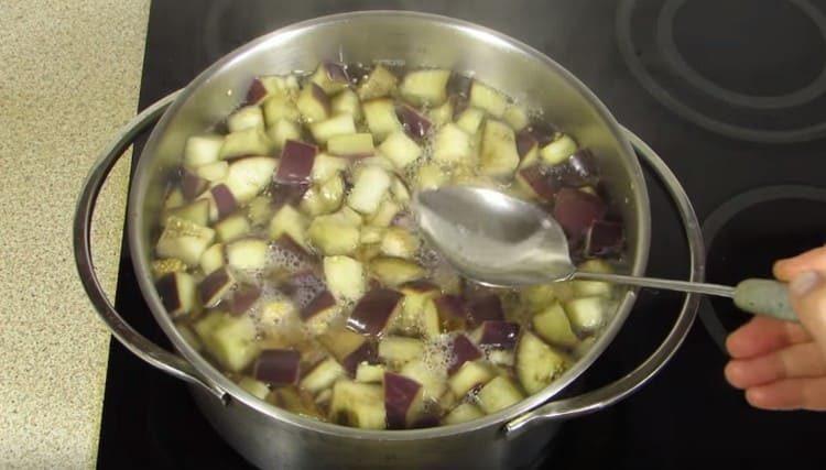 mettere le melanzane in acqua e cuocere fino a quando saranno tenere.