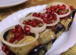 Cuinem albergínies salades a Geòrgia segons una recepta pas a pas amb una foto.