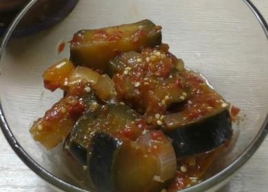 Melanzane con peperone nel pomodoro per l'inverno 