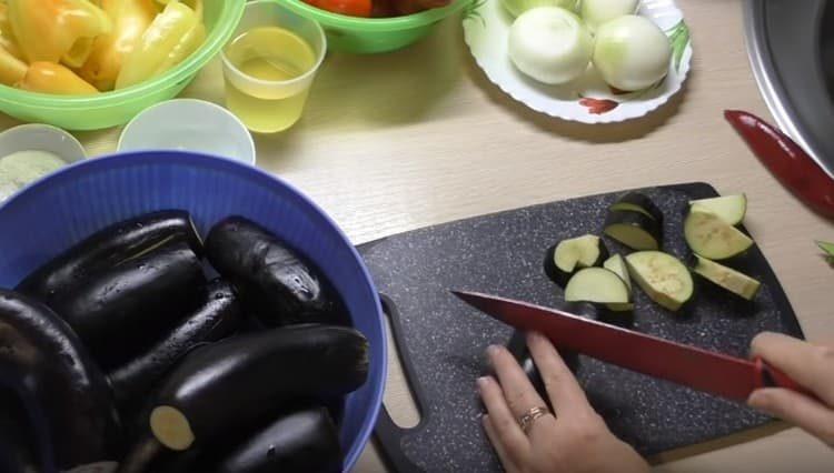 tagliare le melanzane a pezzetti.