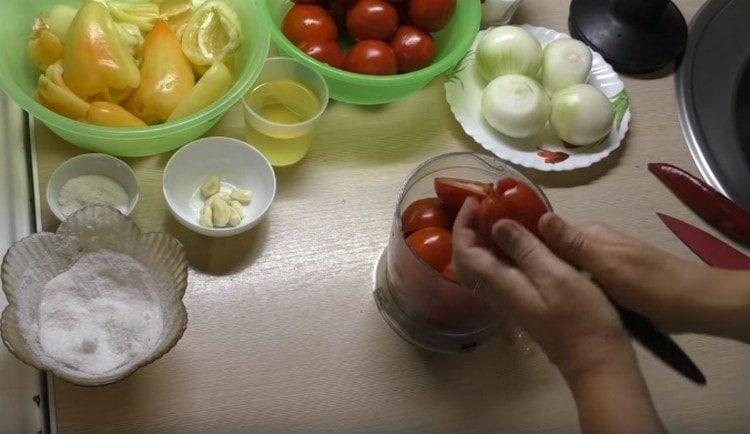 Tagliamo i pomodori e li spargiamo nella ciotola del frullatore.