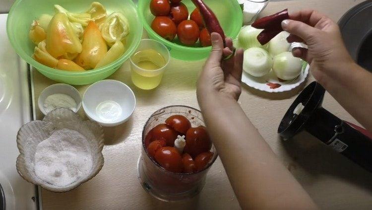 Insieme ai pomodori maciniamo anche aglio e peperoncino.