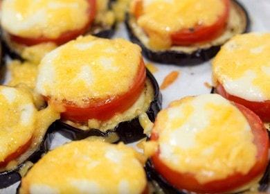 Cuocere le melanzane con pomodori e formaggio nel forno 