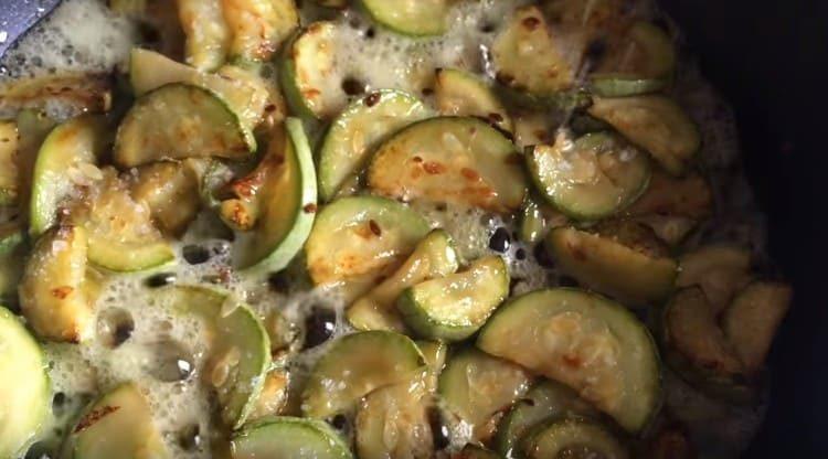 Friggere le zucchine in olio vegetale.