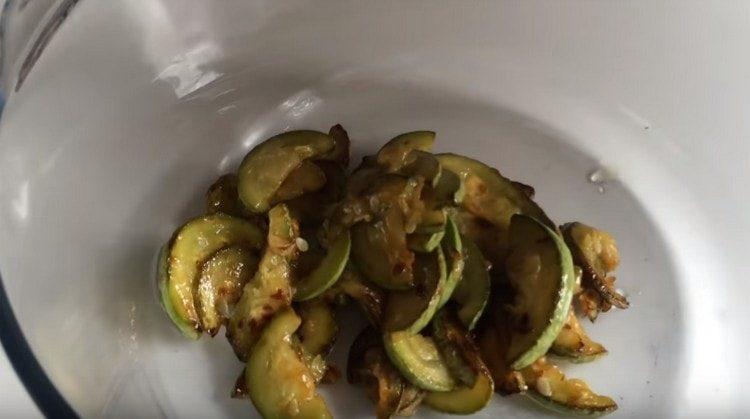 Trasferiamo le zucchine fritte in una padella capiente.