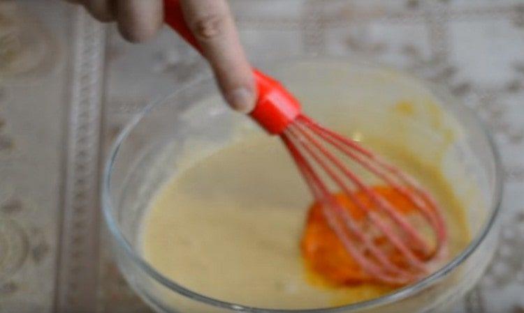 Nell'impasto finito, spalmare la purea di zucca e mescolare.