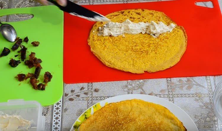 Metti la ricotta su ogni pancake.