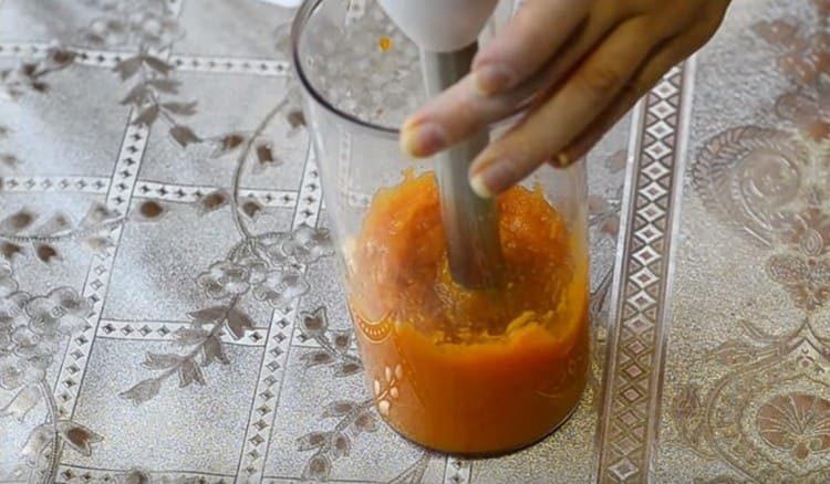 Macina la zucca bollita fino a ottenere una consistenza di purea.