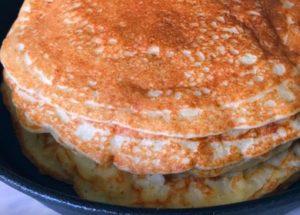 Cuciniamo frittelle insolite e gustose sul porridge di miglio secondo una ricetta passo-passo con una foto.