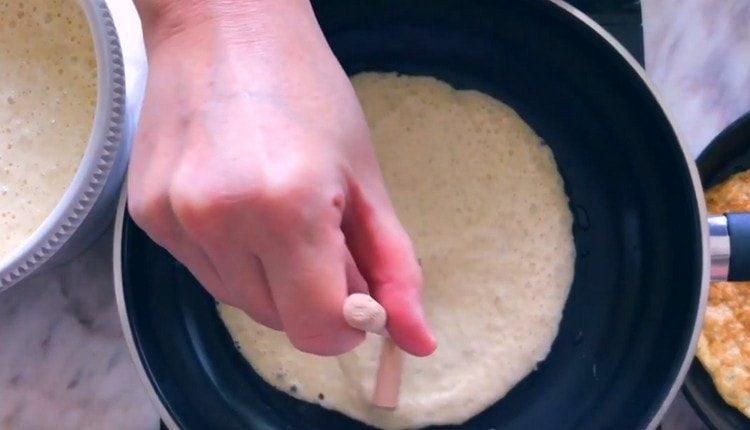 Versare l'impasto nella padella, formare un pancake.