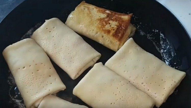 Friggiamo i pancake quasi finiti nel burro.