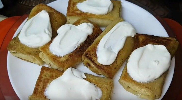 Quando servi frittelle con fegato di pollo, puoi ungere con panna acida.