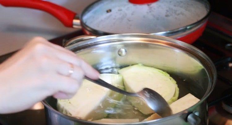 Metti il ​​cavolo in acqua bollente.