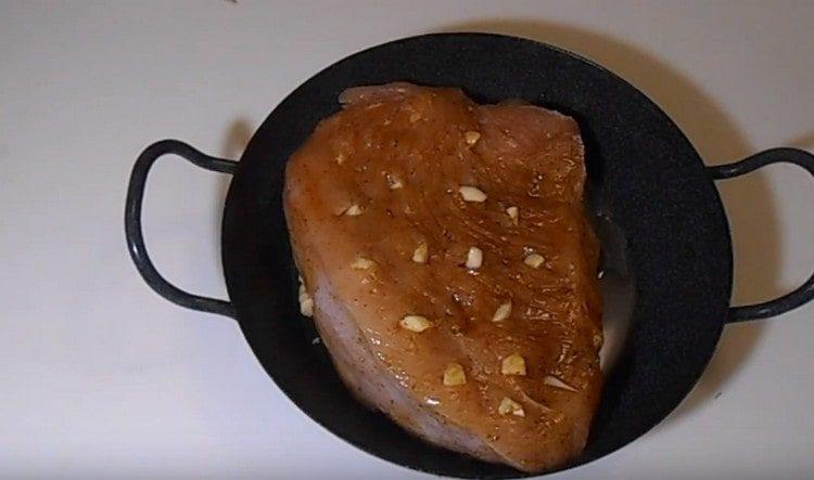 Distribuiamo il filetto preparato in una teglia e mettiamo in forno.