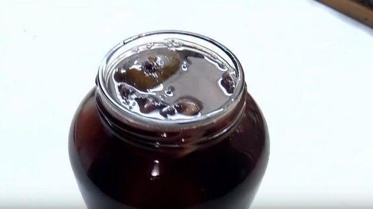 La marmellata di fichi fatta usando questa ricetta di cottura è ben conservata.