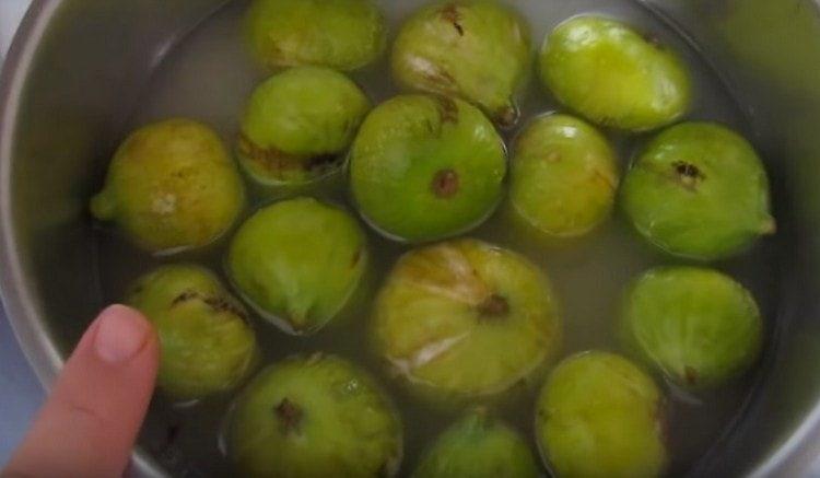 Aggiungi acqua e cuoci la marmellata.