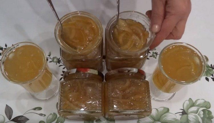 questa marmellata di limone è molto saporita e aromatica.