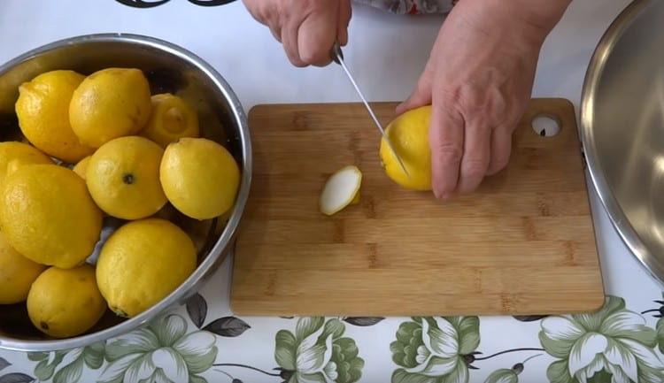 Taglia le cime dei limoni.