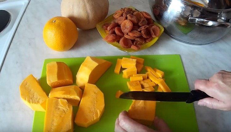 sbucciare la zucca e tagliarla a cubetti.