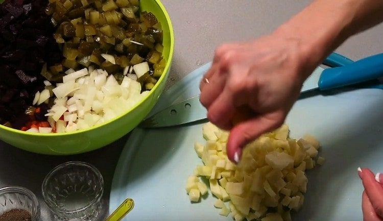 Prima di aggiungere l'insalata, vendiamo la mela con il succo di limone.