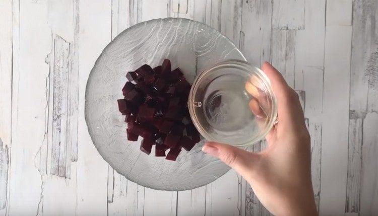 Condiamo le barbabietole con olio vegetale separatamente.