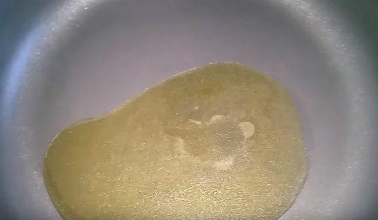 scaldare la padella con olio vegetale.