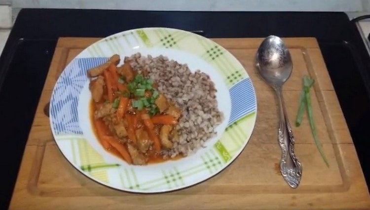 Tale grano saraceno con sugo di carne è un eccellente secondo piatto.