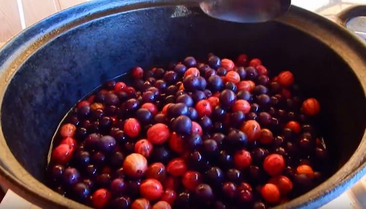 Versare le bacche nella padella e aggiungere acqua.