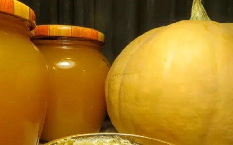 Rotoliamo la marmellata di zucca in barattoli sterilizzati.