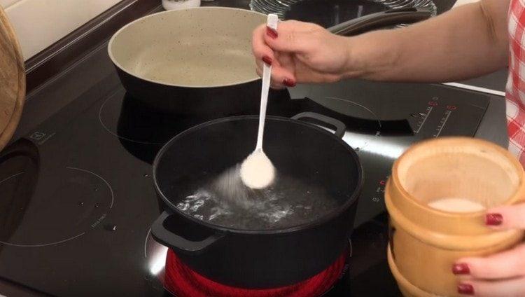 portare a ebollizione il bue in una casseruola, salarlo.