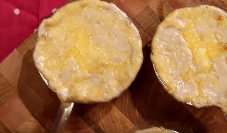 Secondo la ricetta classica, Julien di champignon è facile da preparare.