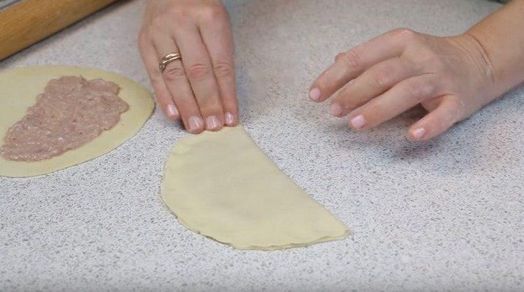 Resta solo da formare pasticci e friggerli in olio vegetale.